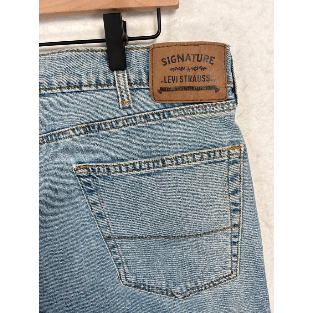 Signature by Levi Strauss Mens Regular Fit Light Wash Denim Jeans 37x31.5 - Picture 5 of 9